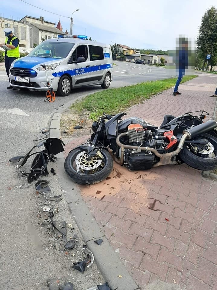 Wypadek w Wolanowie. Pijany kierowca volkswagena doprowadził do zderzenia z motocyklem
