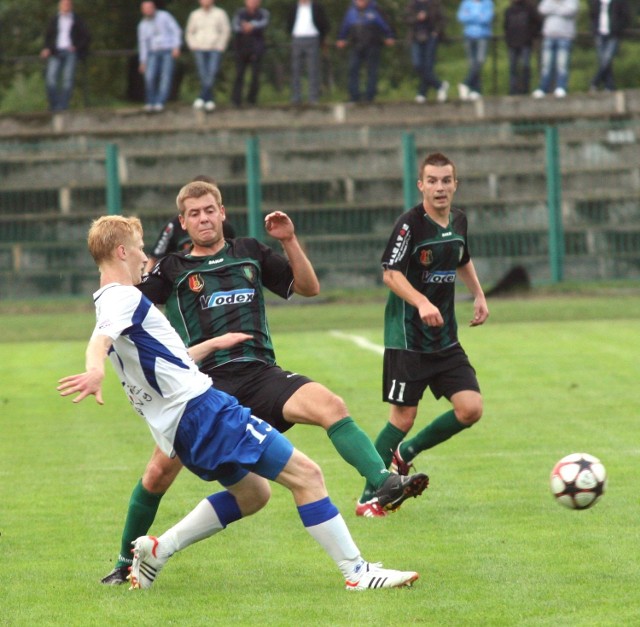 Piłkarze drugoligowej Stali Stalowa Wola (w środku Michał Kachniarz, z prawej Damian Łanucha) grają w sobotę u siebie w derbowym meczu ze Stalą Rzeszów.
