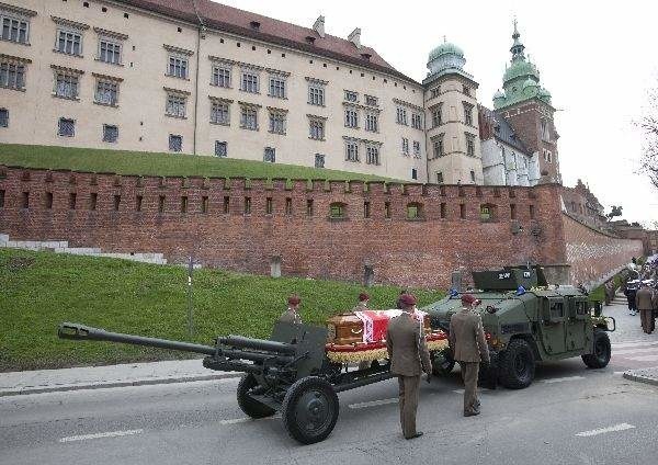 Trumny pary prezydenckiej na lawetach jadą na Wawel