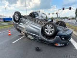 Wypadek na obwodnicy Opola. Karetka zderzyła się z samochodem osobowym. Ten ostatni zakończył jazdę na dachu 