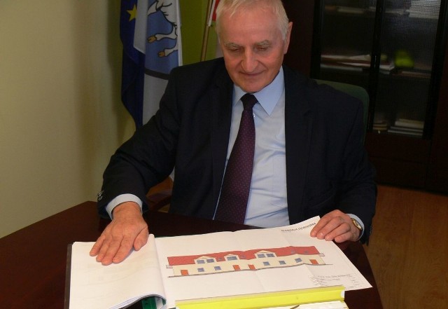 Marek Jońca, burmistrz Koprzywnicy prezentuje projekt adaptacji budynku dawnej szkoły i samą szkołę