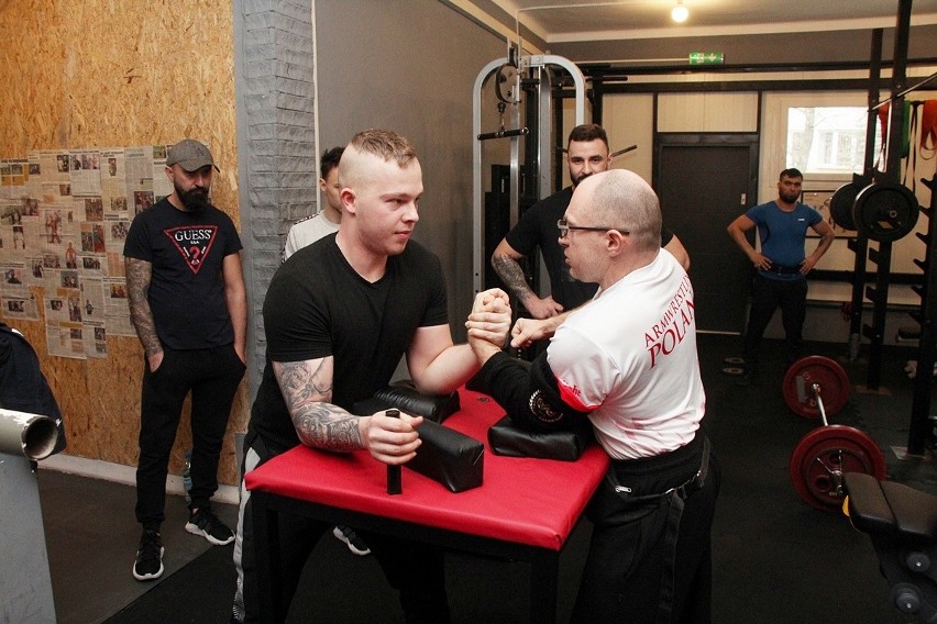 W Skarżysku-Kamiennej siłują się na rękę. Patryk Kościelniak zaprosił mistrzów na trening do Akademii Holistycznej [ZDJĘCIA]