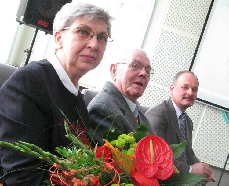 Wojciech Drewniak (w środku) z żoną Ewą. W tle burmistrz...