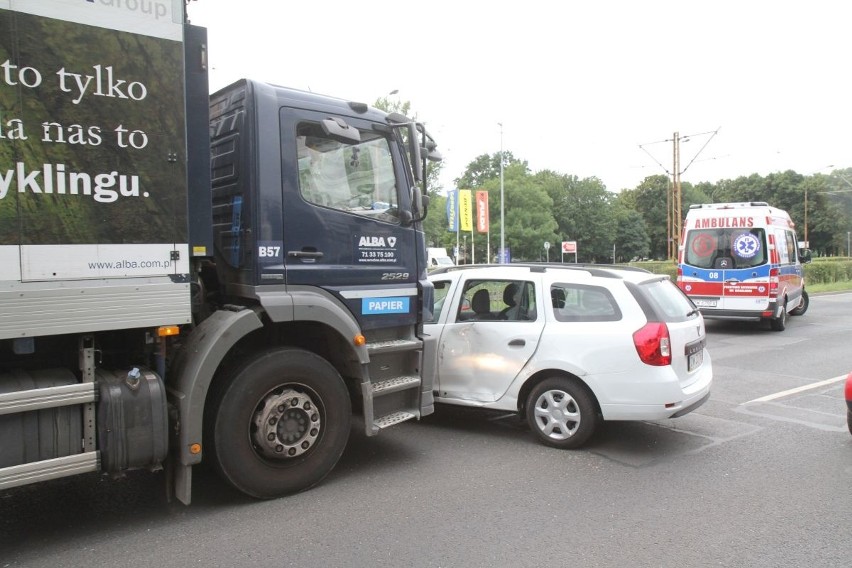 Wypadek śmieciarki na Legnickiej