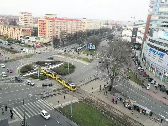 Utrudnienia w centrum Szczecina. Na pl. Rodła wykoleił się tramwaj
