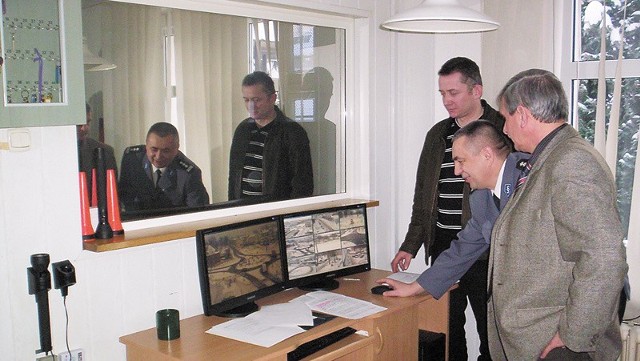 W styczniu, w pierwszym dniu działania monitoringu nawet burmistrz Jan Owsiak (na pierwszym planie, obok były już komendant Waldemar Trzciński) stawił się w komendzie policji, by sprawdzić, jak sprawuje się system.