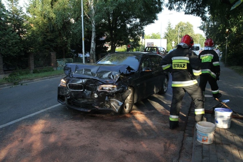 Czołowe zderzenie na Strachocińskiej. Kierującą oślepiło słońce