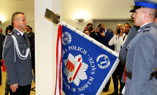 Inspektor Jarosław Tokarczyk funkcję komendanta miejskiego policji w Nowym Sączu objął 16 listopada 2015 r. uroczyście witając się ze sztandarem jednostki