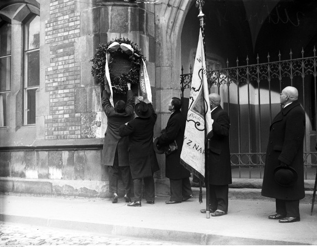 Szesnasta rocznica wyzwolenia Krakowa spod władzy zaborczej 31 października 1918 roku. Uczestnicy uroczystości zebrani przed odwachem przy ratuszu na Rynku Głównym. Widoczny poczet sztandarowy Straży Obywatelskiej, 1934. 