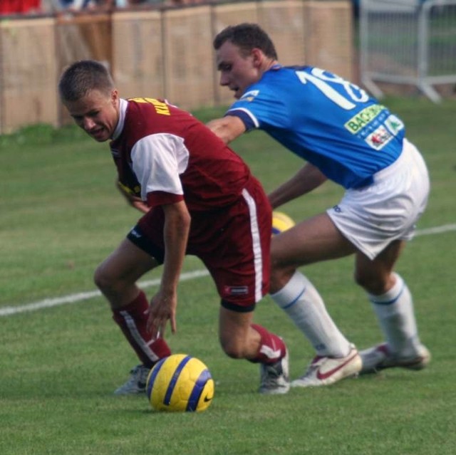 Jesienią Wojciech Hober (z lewej) był jedynie wypożyczony z OKS-u Olesno do zespołu z Kluczborka. Zimą nasz III-ligowiec sfinalizował już transfer zdolnego pomocnika.