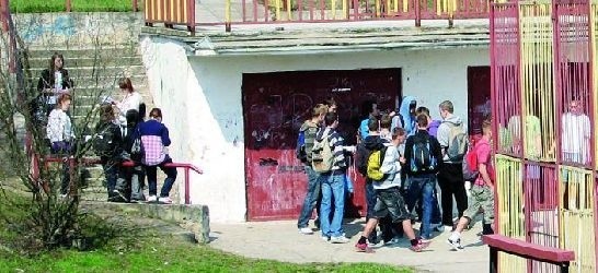 Uczniowie gimnazjum nr 2 w Ełku palą papierosy na posesji szkoły. Codziennie podczas dużej przerwy niemałą grupę palaczy można zobaczyć na boisku. Przed nauczycielami ukrywają się za garażami.