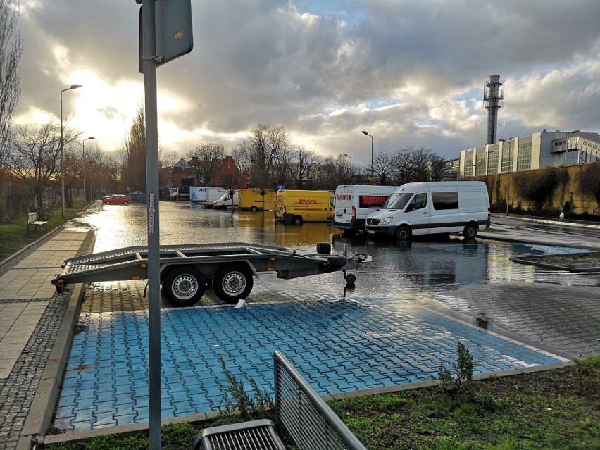 Sztorm spowodował, że ulice przy kanale portowym w Świnoujściu są zalane. Morze zabrało plażę [ZDJĘCIA]