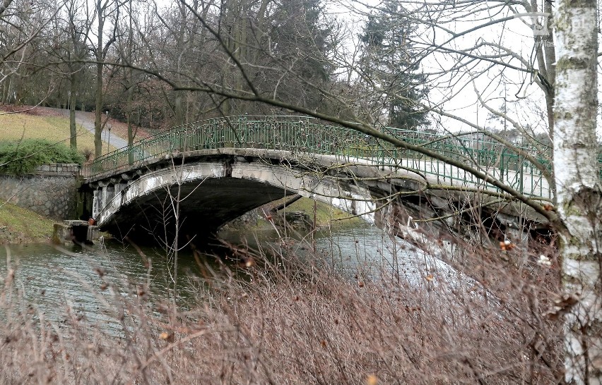 Mostek nad Rusałką w parku Kasprowicza w Szczecinie. Rusza remont. Co się stanie z kłódkami? [ZDJĘCIA]