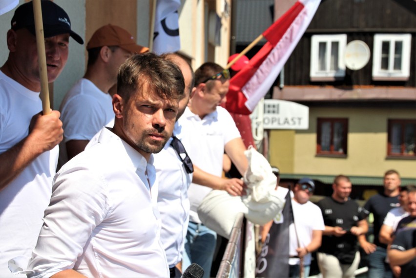 Hrubieszów. Chodzi o zboże z Ukrainy. Protest AGROunii przed biurem poselskim Jacka Sasina