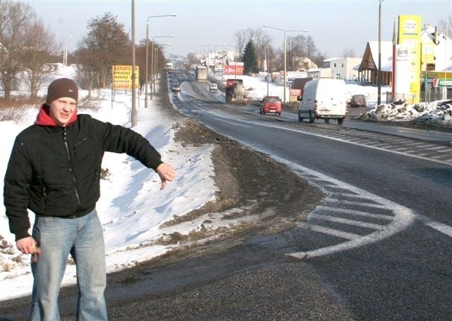 Takie dziury pokonują codziennie kierowcy przejeżdżający ulicą Kielecką w Radomiu. Najgorzej wygląda odcinek między ulicą Kierzkowską i Skrajną.