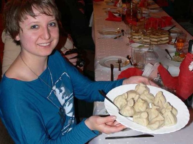 Joanna Figarska podczas spotkania w Mostkach uczyła gości, jak należy jeść gruzińskie pierogi khinkani. 