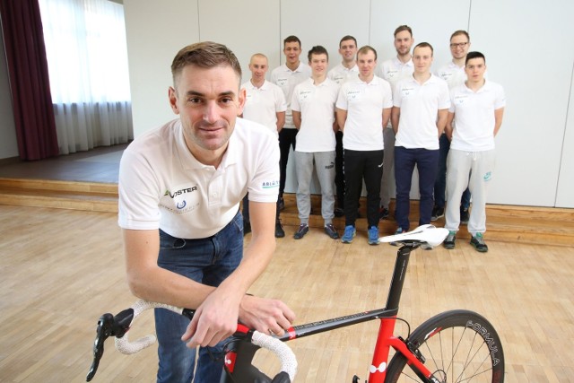 Dyrektor sportowy Mariusz Witecki i grupa kolarska Voster Uniwheels Team.