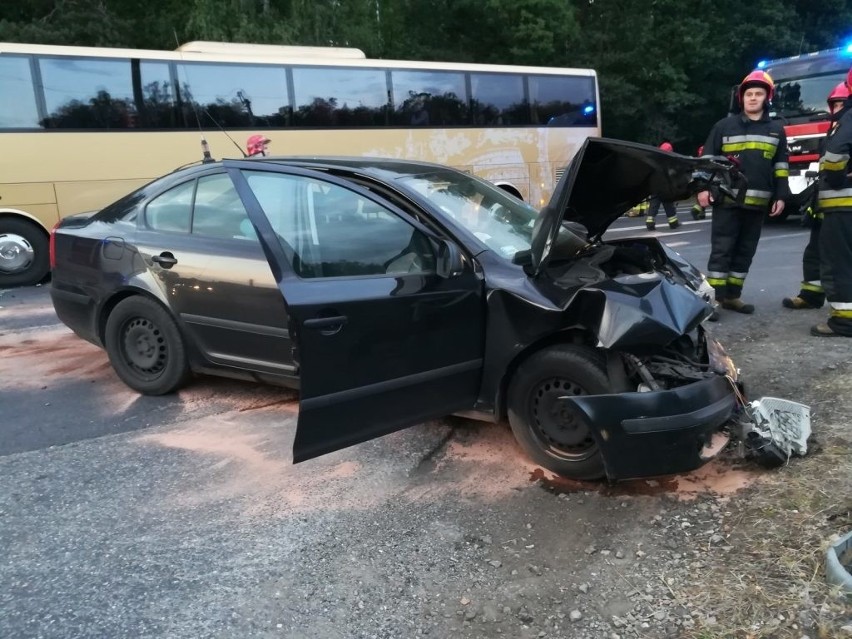 Zderzył się autokar z dwoma samochodami osobowymi