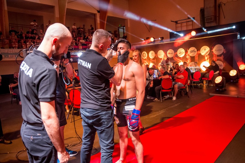 Sporo MMA nad naszym morzem. Zobacz ZDJĘCIA z walk. W piątek kolejne na żywo w  Międzyzdrojach