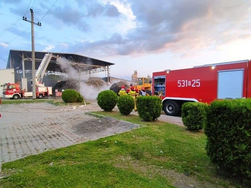 Pożar zakładu produkcyjnego w Kozodrzy koło Ropczyc. W akcji brało udział 18 zastępów strażaków [ZDJĘCIA]