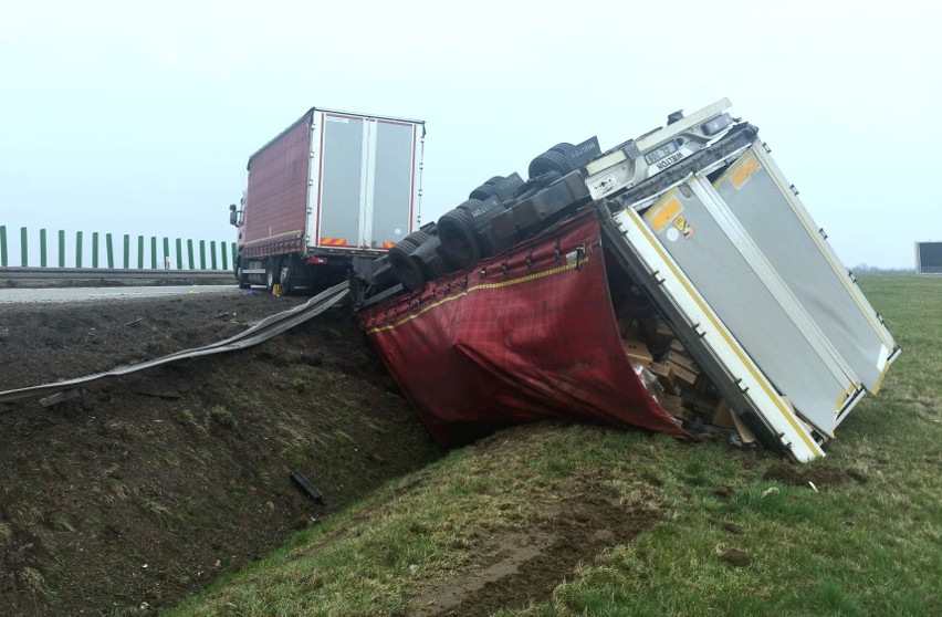 Na autostradzie A4 tir uderzył w bariery i dachował.