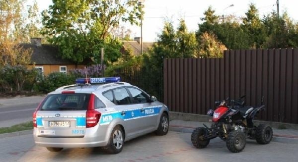 Dopiero po tym, jak policjanci zatrzymali kierowcę quada, okazało się, że z pojazdu spadł jego pasażer.