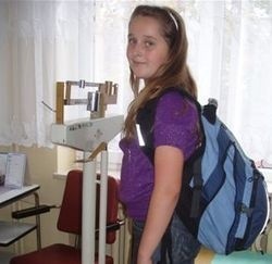 Klaudia Kołodziejczyk, uczennica VI klasy Szkoły Podstawowej nr 1, codziennie nosi plecak, który waży 6 kilogramów