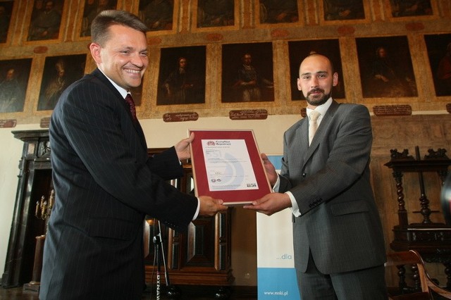 Dyrektor Muzeum Narodowego w Kielcach Robert Kotowski odebrał certyfikat z rąk Przemysława Dzionka, przedstawiciela brytyjskiej firmy BSI, rekomendującej do uzyskania ISO.