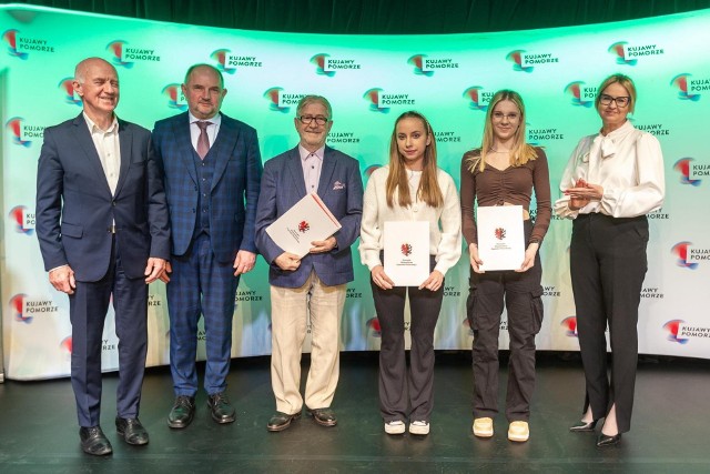 Wśród nagrodzonych są kluby i zawodnicy z Chełmna i Świecia. Laureatka jest m.in. Natalia Walecka - z Chełmna, zawodniczka ALKS Stal Grudziądz (druga z prawej)