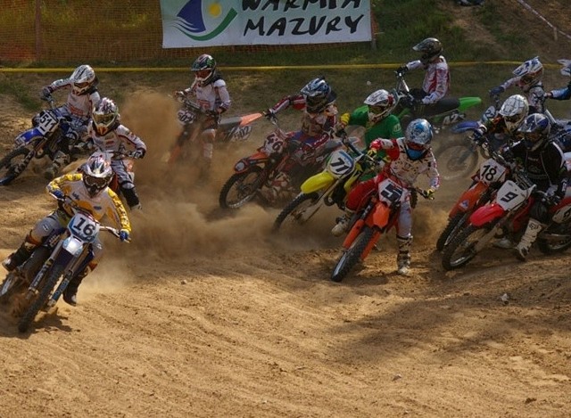 Motocrossowcy nabierają rozpędu po starcie. Z prawej Leszek Jasiński (nr 9), mieszkaniec Rzeczenicy, który godnie reprezentuje barwy Auto-Moto Klubu Człuchów.