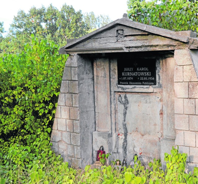W Szadku o tym, że był tam cmentarz ewangelicko-augsburski, świadczy między innymi zrujnowany grobowiec Jerzego Karola Kurnatowskiego