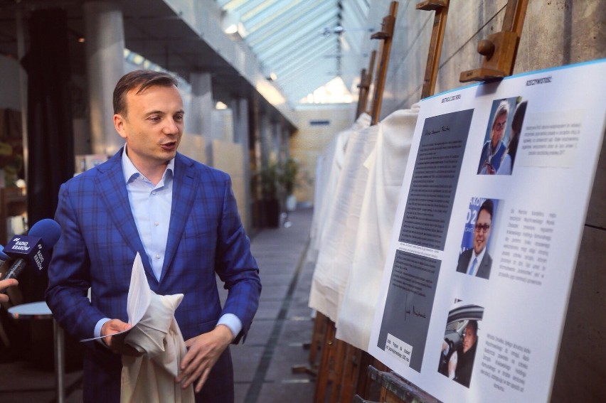 Wybory samorządowe 2018. Gibała otwiera wystawę... niespełnionych obietnic Jacka Majchrowskiego