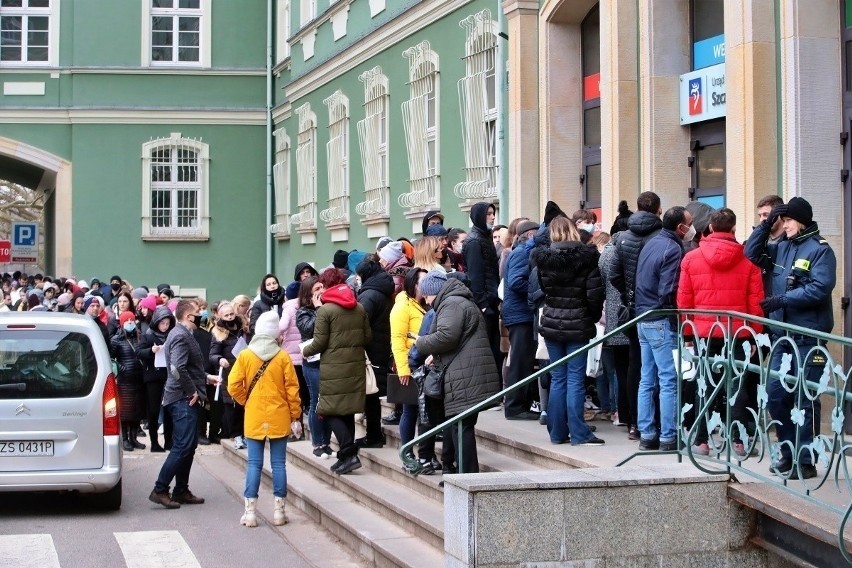 Setki uchodźców z Ukrainy stanęło w kolejce po nadanie numeru PESEL. To pomoże im przy kolejnych formalnościach