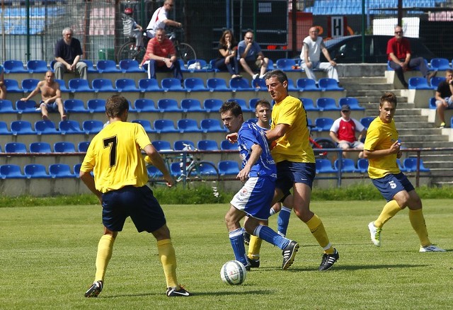 Robert Gajda (w środku) zdobył trzy bramki w meczu Błękitnych z Energetykiem.
