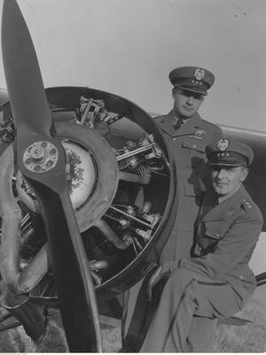Dwaj lotnicy w nowych mundurach przy samolocie (1936)