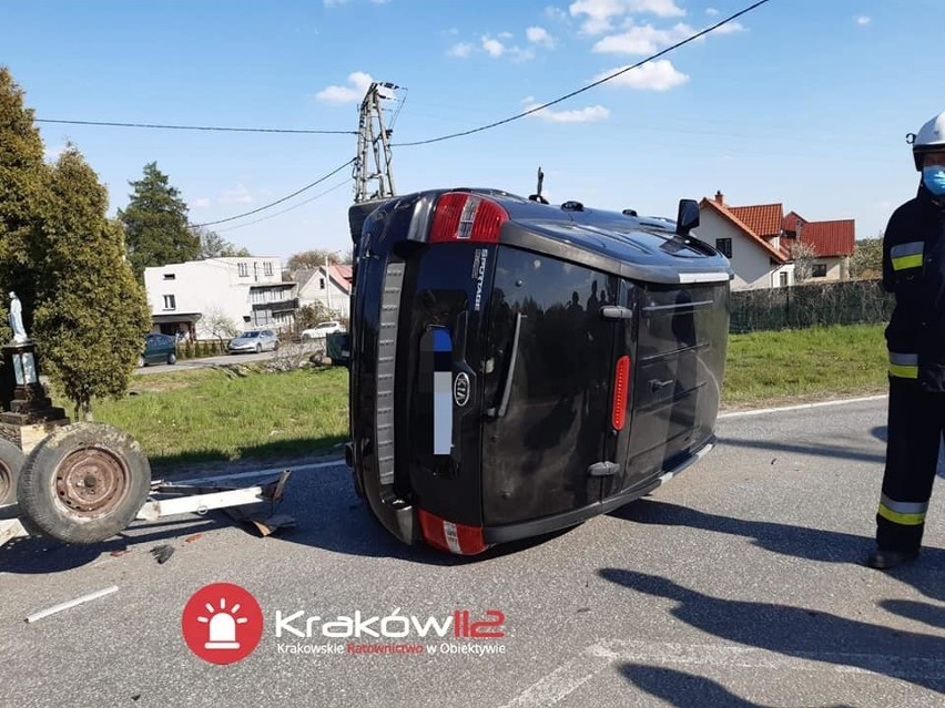 Zderzenie dwóch pojazdów osobowych w Woli Luborzyckiej. Podróżowało nimi sześć osób w tym dziecko