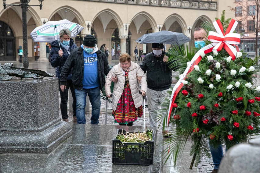 Krakowskie kwiaciarki z Rynku Głównego złożyły kwiaty pod...