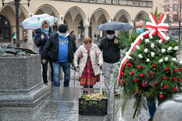 Krakowskie kwiaciarki z Rynku Głównego złożyły kwiaty pod pomnikiem Adama Mickiewicza.