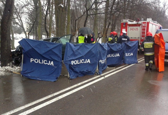 Tylko w Wigilię na drogach w całym kraju doszło do 67 wypadków, w których zginęło 6 osób... Od piątku (21 grudnia) trwa policyjna akcja „Świąteczny weekend - bezpieczne Boże Narodzenie”. Statystyki zatrważają. Doszło do 366 wypadków drogowych. Policja zatrzymała tez blisko 700 pijanych za kierownicą. Wzmożone kontrole na drogach trwać będą do środy 26 grudnia.W akcji w całej Polsce bierze udział około 5 tys. funkcjonariuszy z drogówki. Funkcjonariusze zwracają uwagę przede wszystkim na prędkość pojazdów oraz stan trzeźwości kierowców. - Prędkość jest najbardziej śmiercionośną przyczyną wypadków drogowych i w tym zakresie należy spodziewać się pomiarów prędkości laserowymi z wizualizacją oraz nieoznakowanymi radiowozami z wideorejestratorami - podkreśla w komunikacie Komenda Główna Policji.O najpoważniejszych wypadkach w regionie czytaj na kolejnych slajdach >>>Stop Agresji Drogowej. Odcinek 5