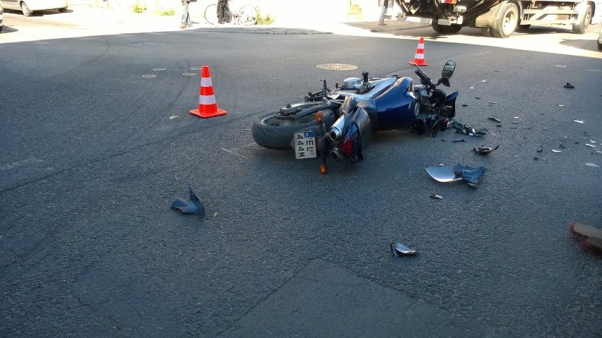 Wypadek na Targowej. Mercedes potrącił motocyklistę [ZDJĘCIA]