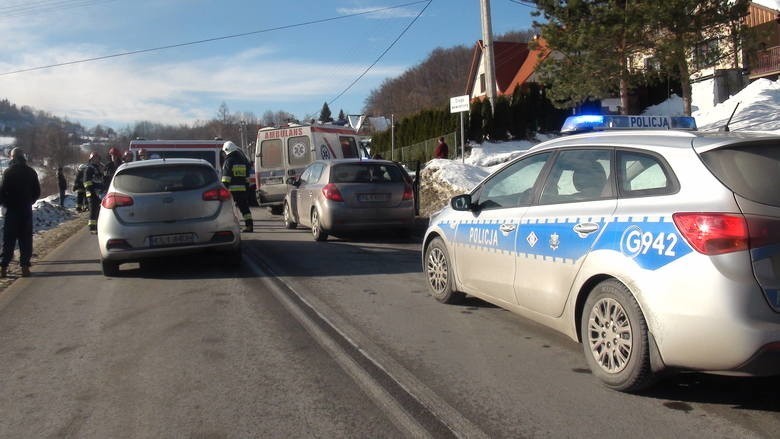 Wypadek karetki w Gruszowcu pod Mszaną. Jedna osoba ranna