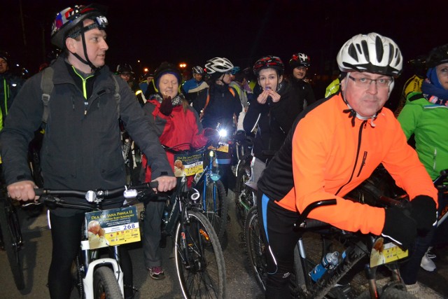 Listę uczestników Stowarzyszenie Rowerowa Brzoza zamknęło na długo przed terminem rajdu. Bo chętnych było więcej, niż przewidywali organizatorzy. Wszak bezpieczeństwo uczestników jest najważniejsze.  Biegaczy i kijkarzy do Brzozy dowiózł autokar. O godz. 20 w kościele parafialnym w Brzozie rozpoczął się godzinny koncert zespołu z Podhala ku czci Jana Pawła II. Trybunie Tutki zgromadziły w świątyni tłumy. Był też tam Apel Jasnogórski. O godz. 21.37 - w 11 rocznicę śmierci Papieża.„Rowerowej Brzozie”. Za chwilę - o godzi. 21,37 - da znak i ruszą rowerzyści, potem biegacze i kijkarze