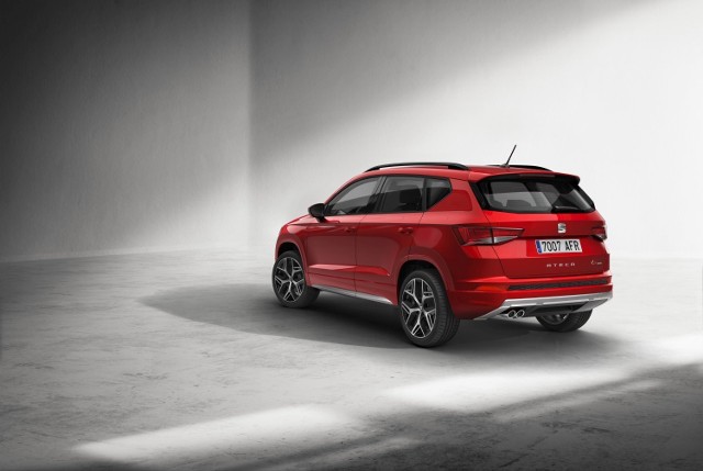 Seat Ateca FR Nowy wariant wyposażenia wyróżnia się 19-calowymi felgami, a także nadkolami oraz progami w kolorze nadwozia. Sylwetkę SUV-a podkreśla także czarny spoiler.Fot. Seat