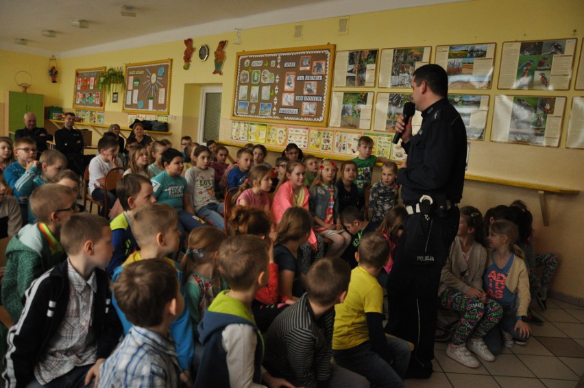 Komisarz Kurpik odwiedził dzieci z gminy Sypniewo [zdjęcia]