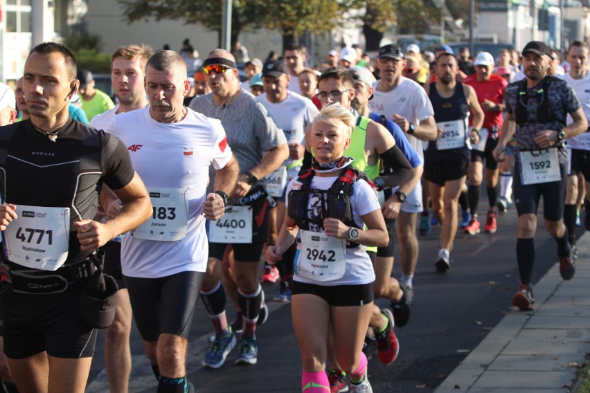 Zdjęcia z maratonu w Poznaniu 2018 - biegacze na pierwszym...