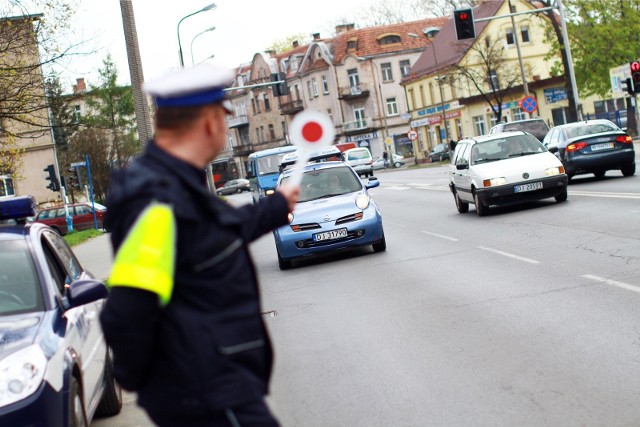 Od 1 stycznia 2022 obowiązuje nowy taryfikator mandatów za wykroczenia drogowe. Kary za przekroczenie prędkości mogą wynieść nawet 2500 złotych. Nieznajomość prawa szkodzi, więc lepiej zapoznaj się z nowymi stawkami mandatów za poszczególne wykroczenia. Kliknij w pierwsze zdjęcie i kieruj się strzałkami, by przeglądać dalej.