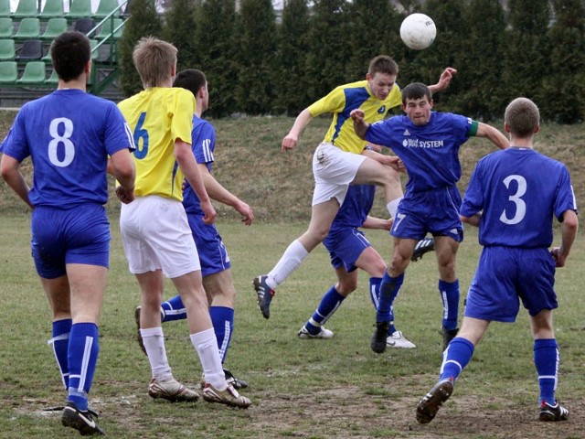 Sensacyjnym wynikiem zakończył się pojedynek juniorów starszych Stali SprintExpress Rzeszów (żółte stroje) z MKS-em Dębica. Dębiczanie zwyciężyli 1-3.