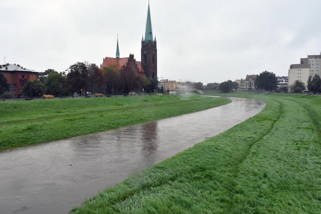 Rześka pogoda z przelotnymi opadami deszczu utrzyma się do poniedziałku.