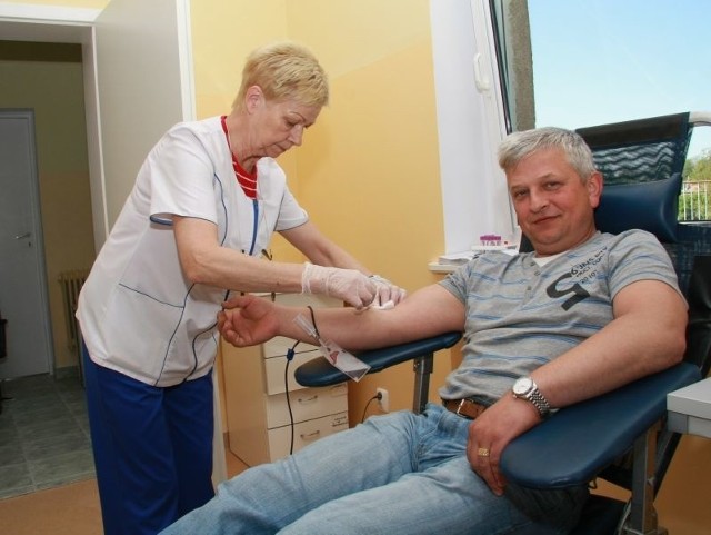 Jan Pawlik z Wyszanowa oddał już 37 litrów bezcennego leku. W poniedziałek krew pobrała od niego pielęgniarka Czesława Przybylska.