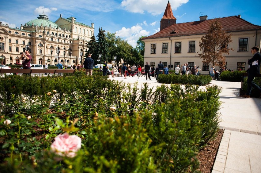 W Krakowie można już przysiąść na ławce na odmienionym placu Świętego Ducha, z widokiem na Teatr Słowackiego